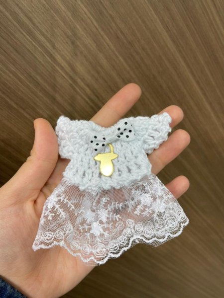 فستان أبيض ببيونة ملونة